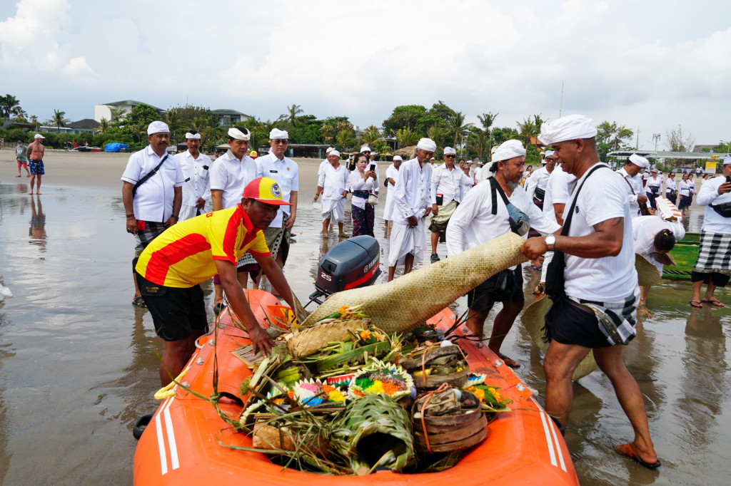 Sekda Adi Arnawa Tutup Secara resmi Turnamen Bola Voli Cup Desa Abiansemal